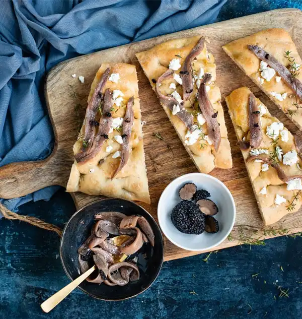 White Pizza and Anchovies from the Cantabrian Sea with Truffle | Rizzoli